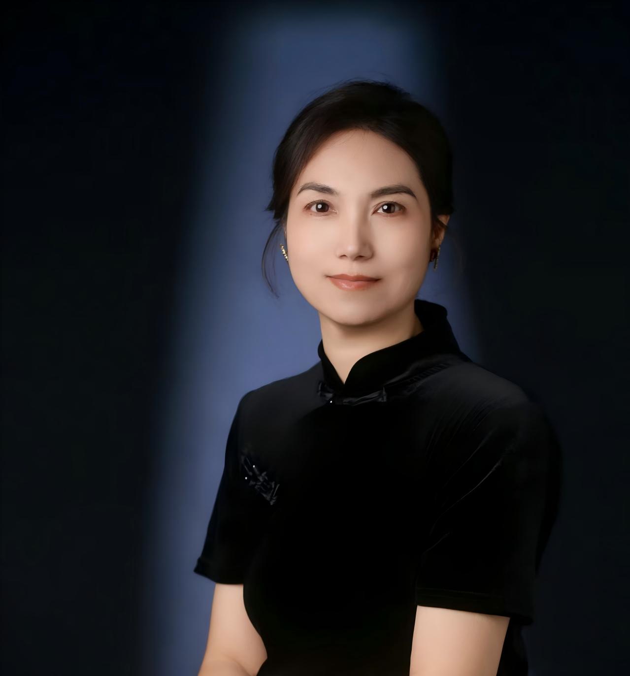 何瑞红照片